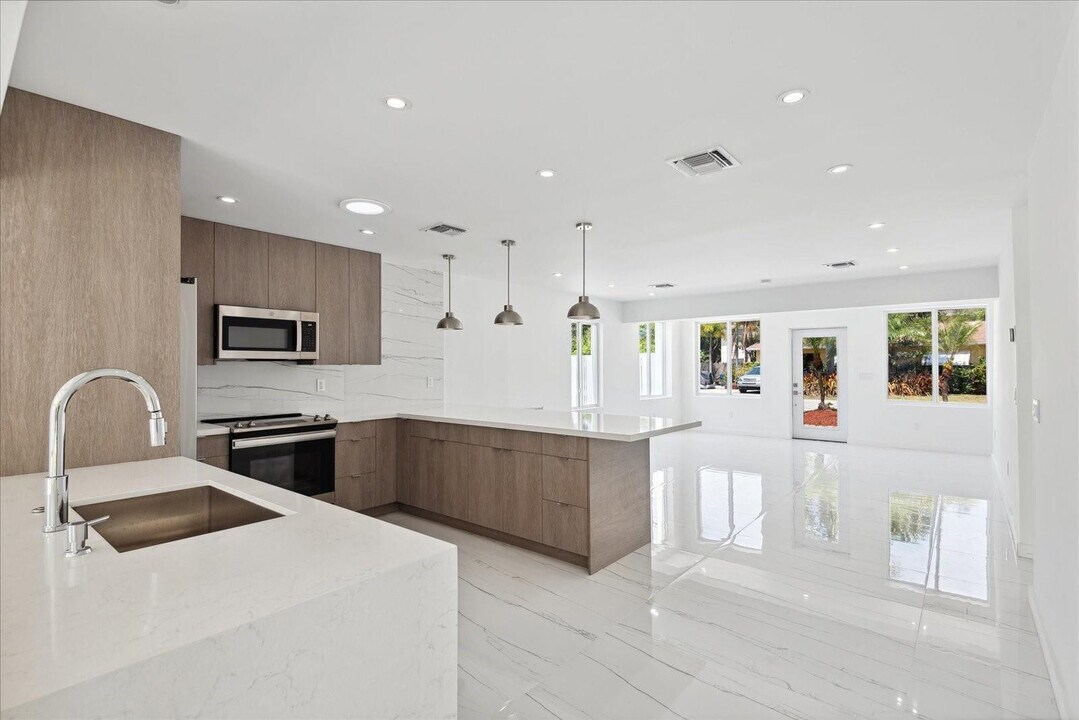 2201 NE 9th Ave in Wilton Manors, FL - Building Photo