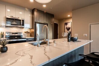 888 108th Ave NE in Bellevue, WA - Foto de edificio - Building Photo