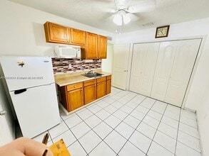 3840 W 10th Dr in Hialeah, FL - Foto de edificio - Building Photo