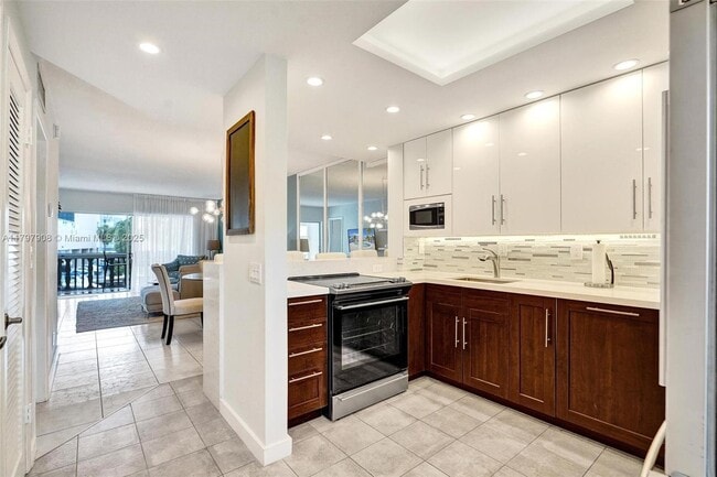 450 Paradise Isle Blvd in Hallandale Beach, FL - Building Photo - Building Photo