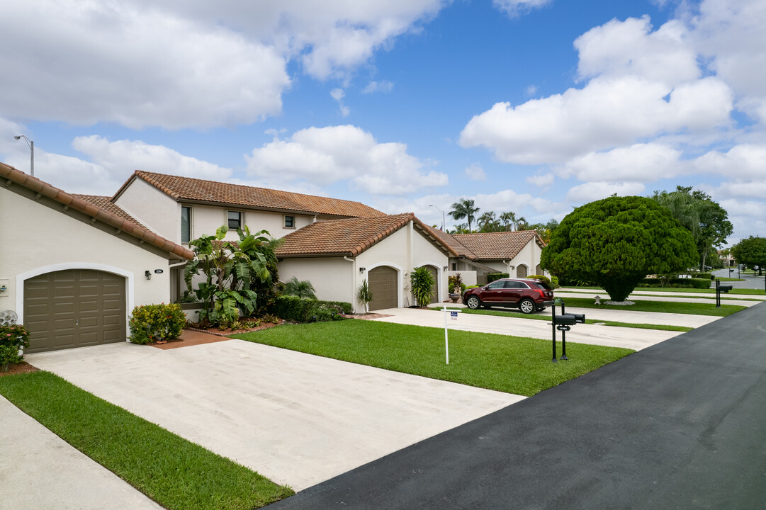 King's Court in Miami, FL - Building Photo