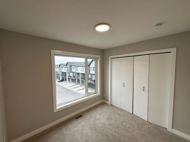 Beautiful 2 Bdrm/2.5 Bthrm Townhouse - Eva... in Calgary, AB - Building Photo - Building Photo