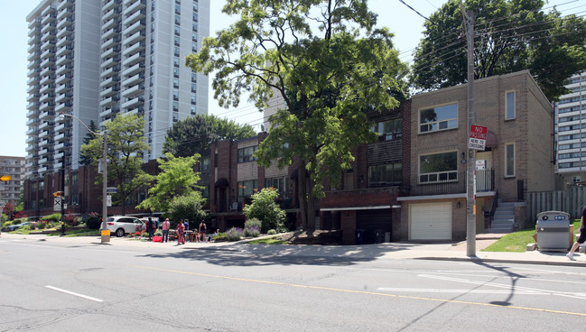 199-221 Davisville Ave in Toronto, ON - Building Photo - Primary Photo