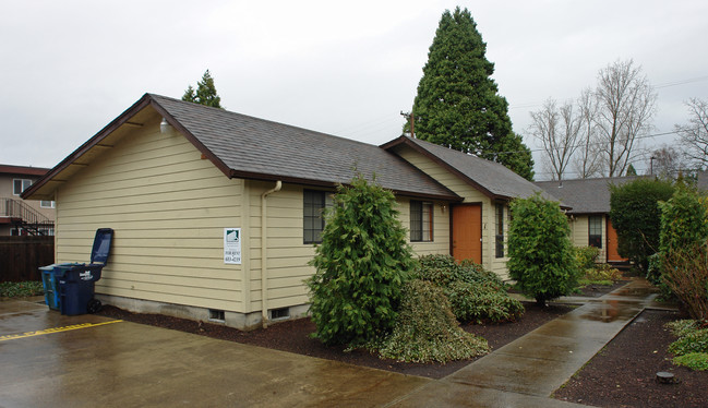 375 Rustic Pl in Eugene, OR - Foto de edificio - Building Photo