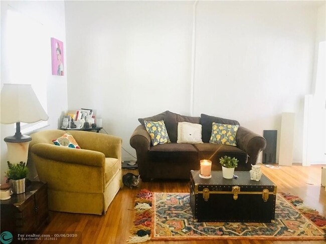 8910 Collins Ave in Surfside, FL - Foto de edificio - Building Photo