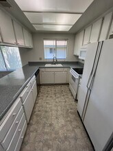 224 Oakleaf Dr, Unit 201 in Thousand Oaks, CA - Foto de edificio - Building Photo