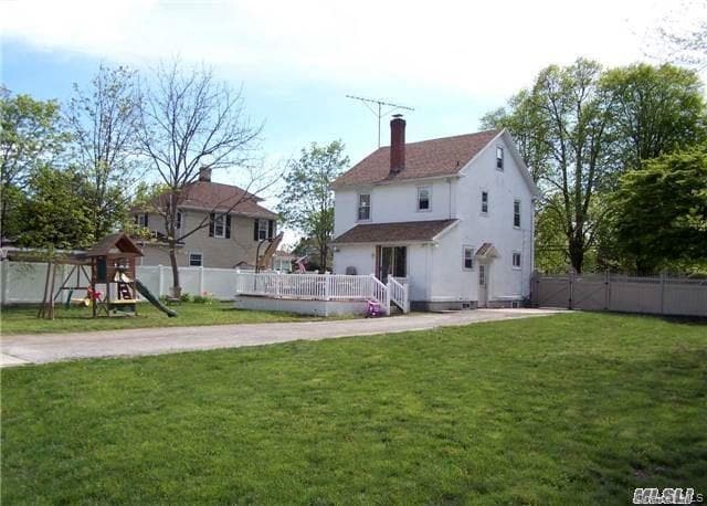 21 Rhodes Ave in Bay Shore, NY - Building Photo - Building Photo