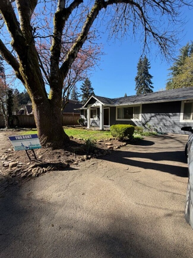 18021 SW Tualata Ave in Lake Oswego, OR - Building Photo - Building Photo