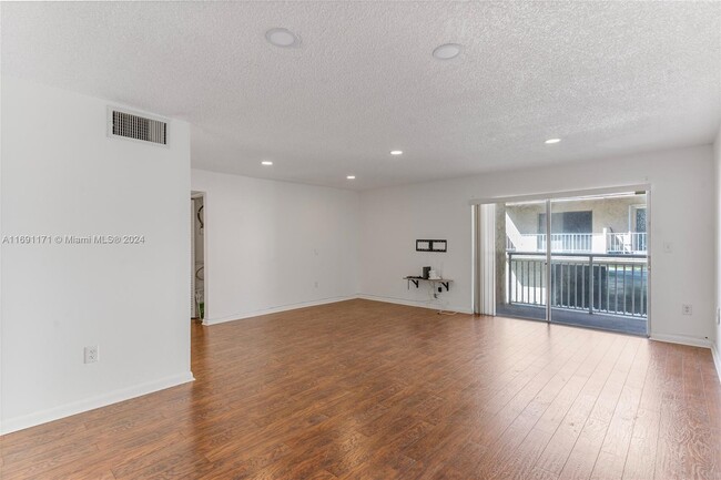 17051 NE 35th Ave in Miami, FL - Building Photo - Building Photo