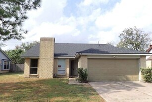 327 Oakdale Dr in Stafford, TX - Building Photo