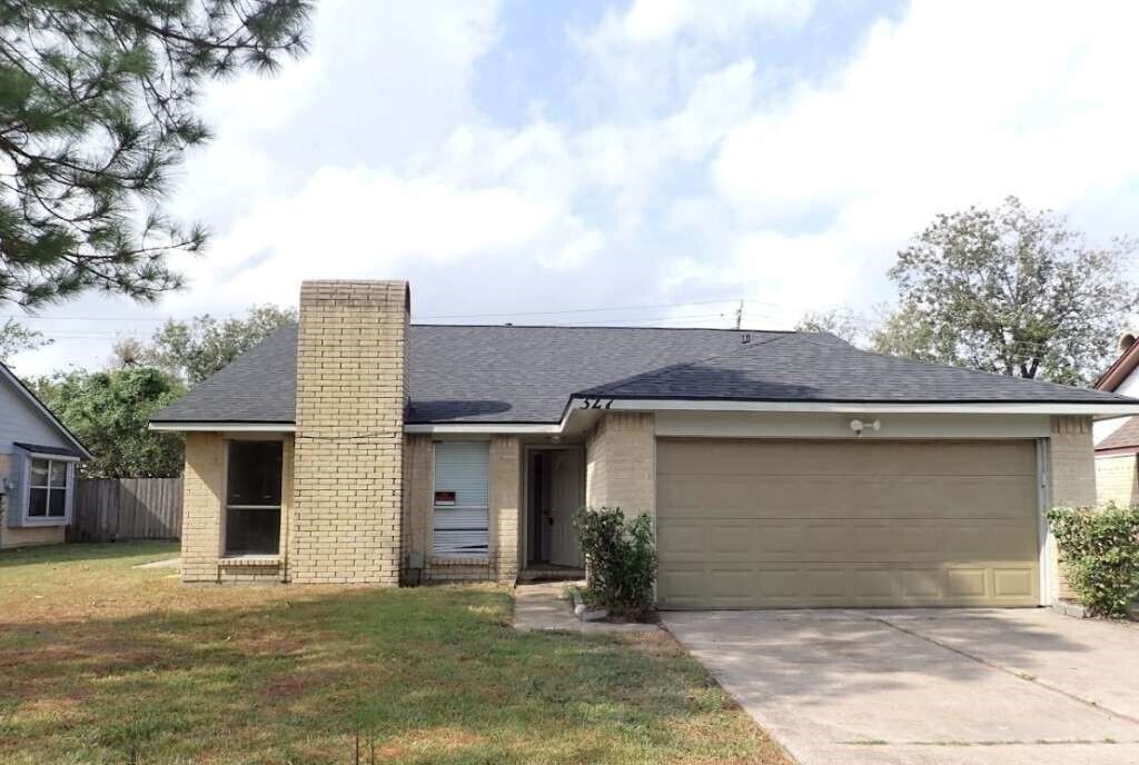 327 Oakdale Dr in Stafford, TX - Building Photo