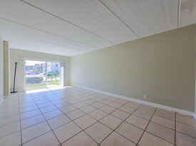 1501 Crescent Cir in Lake Park, FL - Building Photo - Building Photo