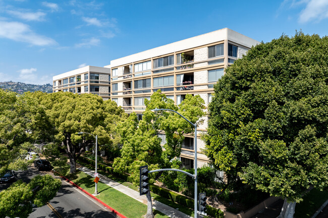 Maple Towers South in Beverly Hills, CA - Foto de edificio - Building Photo