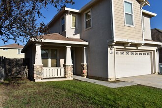 455 Beckman Way in Merced, CA - Building Photo - Building Photo