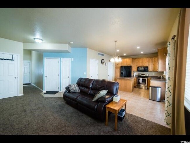 12518 Maitland Rd in Riverton, UT - Foto de edificio - Building Photo