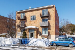 401 Lulli Rue in Laval, QC - Building Photo