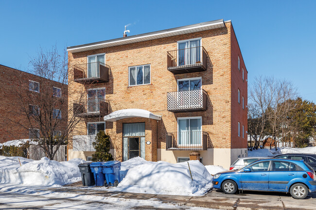 401 Lulli Rue in Laval, QC - Building Photo - Primary Photo