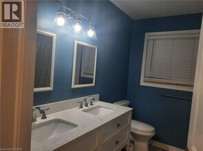 16 Acorn Ln in Brantford, ON - Building Photo - Building Photo