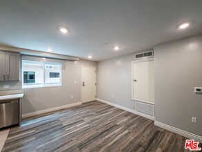 5258 Denny Ave in Los Angeles, CA - Building Photo - Building Photo