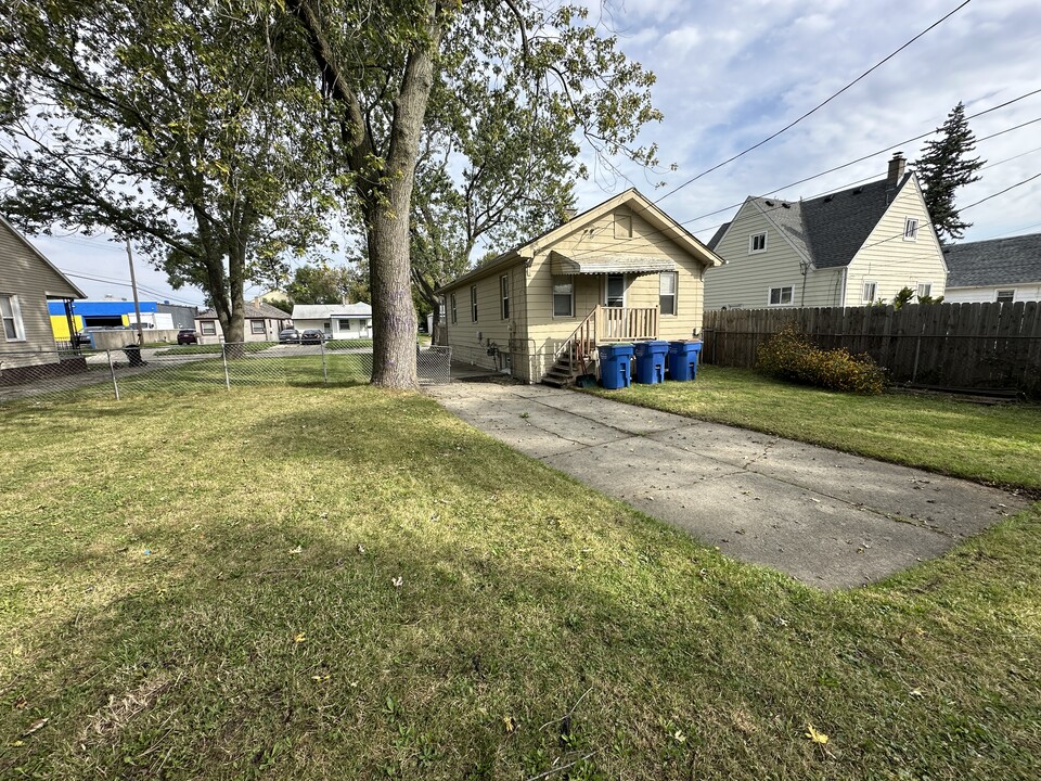 8036 Hupp Ave in Warren, MI - Foto de edificio