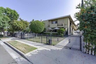 2720 Raymond Ave in Los Angeles, CA - Foto de edificio - Building Photo