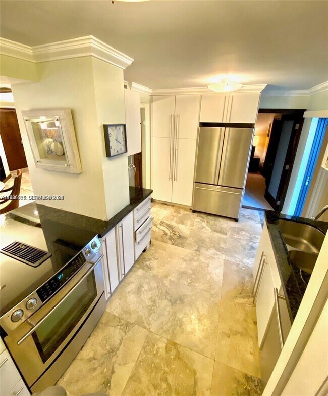 2924 Collins Ave in Miami Beach, FL - Building Photo - Building Photo