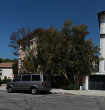 233 E Elmwood Ave in Burbank, CA - Building Photo - Building Photo