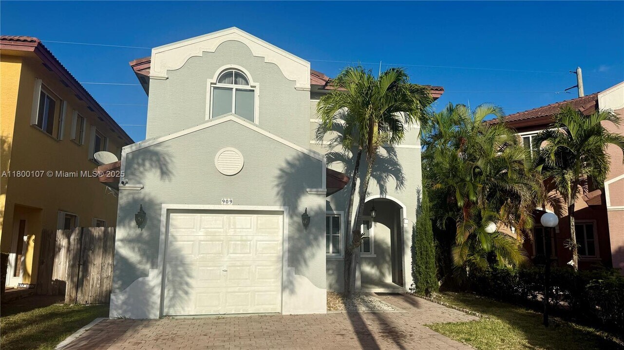909 NE 41st Terrace in Homestead, FL - Foto de edificio