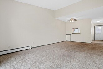 1566 Millpond Ct in Chaska, MN - Building Photo - Building Photo