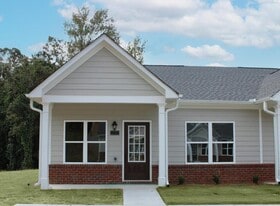 401 Harvest Moon Ct in Cornelia, GA - Building Photo