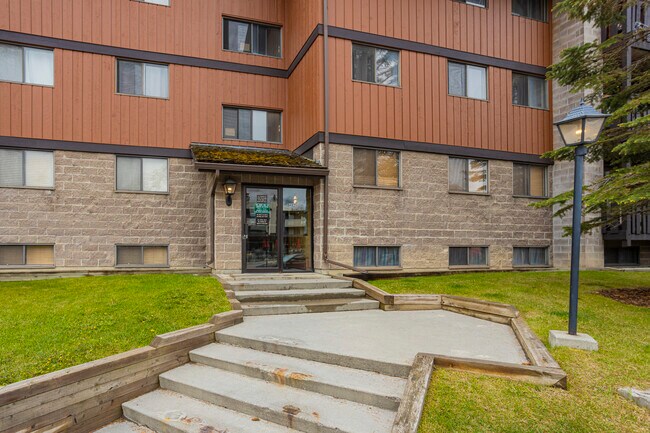 404 Banff Av in Banff, AB - Building Photo - Building Photo