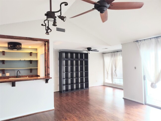 500 Tiki Dr, Unit #214D in Tiki Island, TX - Building Photo - Building Photo