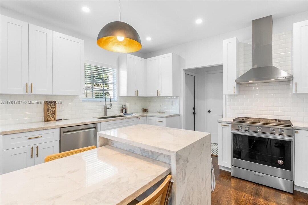 829 Lorca St in Miami, FL - Building Photo