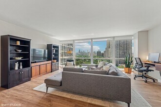 340 W Diversey Pkwy in Chicago, IL - Building Photo - Building Photo