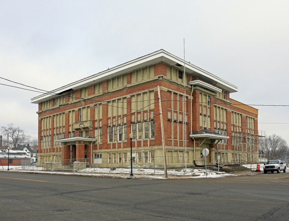 River Center Apartments in Mishawaka, IN - Building Photo