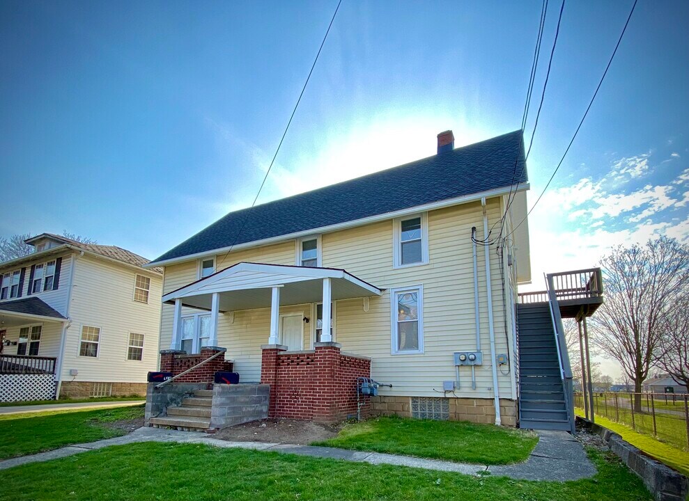 319 N Huntington St, Unit Upper in Medina, OH - Foto de edificio