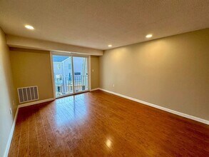 2 Roedean Dr, Unit 304 in Nashua, NH - Building Photo - Building Photo