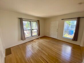 5708 8th Ave NW in Seattle, WA - Building Photo - Building Photo