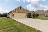 3103 Windcrest Ct in Granbury, TX - Foto de edificio - Building Photo