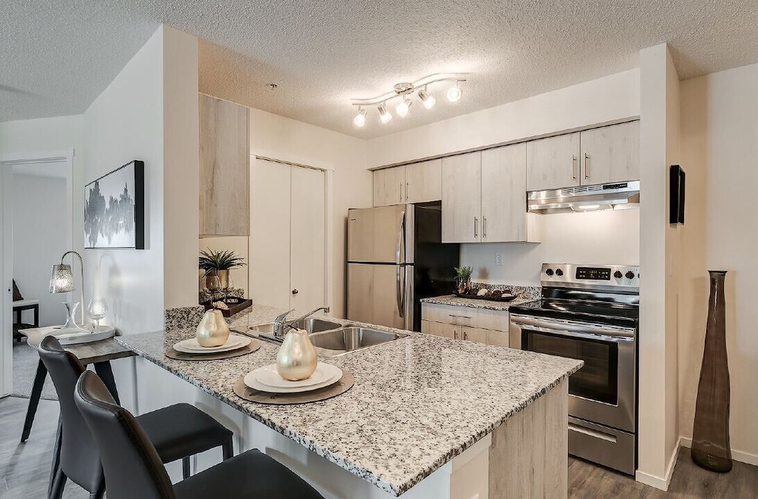 Maple Crest Place in Edmonton, AB - Building Photo