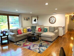 302 Oakridge Dr in Camillus, NY - Building Photo - Building Photo