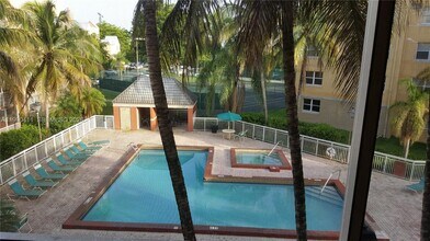 8215 Lake Dr in Doral, FL - Building Photo - Building Photo