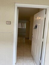 6195 NW 186th St, Unit 109 in Hialeah, FL - Building Photo - Building Photo