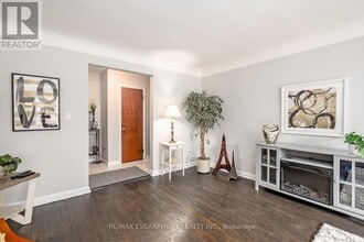 2128 Harris Crescent in Burlington, ON - Building Photo - Building Photo