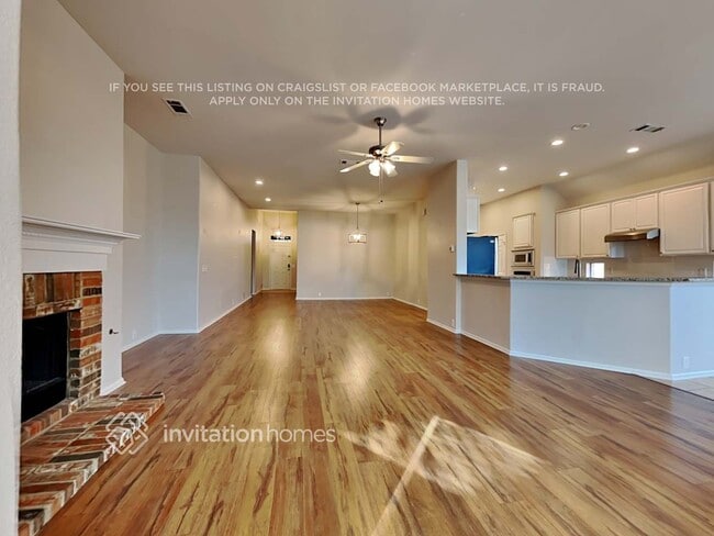 7063 Alcala in Grand Prairie, TX - Foto de edificio - Building Photo