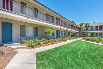 Village Green in La Habra, CA - Foto de edificio - Building Photo