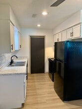 3407 SW Gage Blvd, Unit B in Topeka, KS - Building Photo - Building Photo