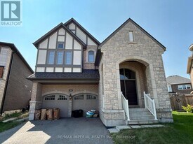 131 Beaveridge Ave in Oakville, ON - Building Photo