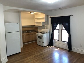 318 North St-Unit -Unit B in Elgin, IL - Building Photo - Building Photo