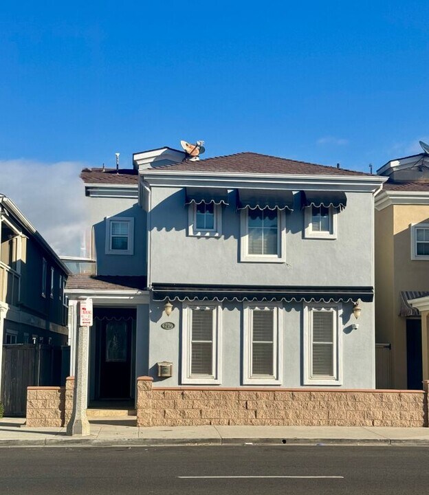 206 E Balboa Blvd in Newport Beach, CA - Building Photo